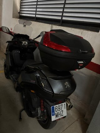 Peugeot Metropolis Negra