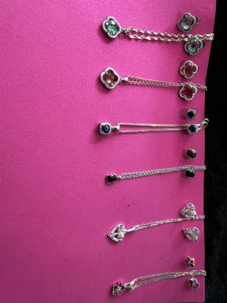 Gioielli in argento con pietre