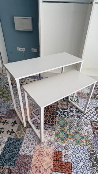 Mesa redonda con diseño de hojas. Para expositor.