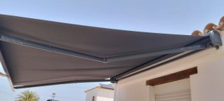 Toldo eléctrico gris