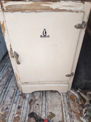Nevera antigua de madera y metal
