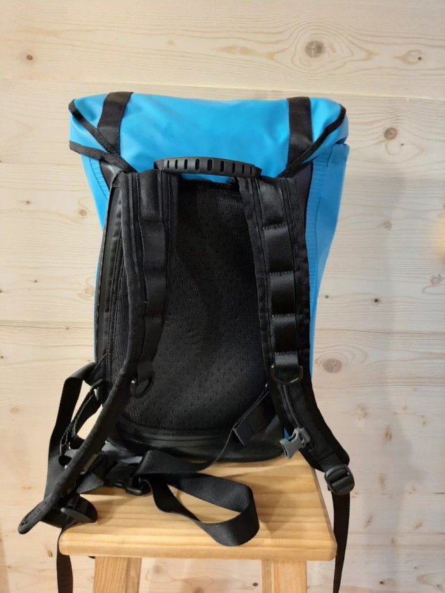 Mochila estanca Feel Free azul y negra