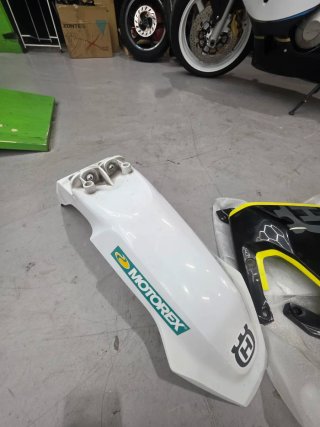 Guardabarros Husqvarna 701 Blanco