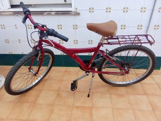 Bicicleta roja con portaequipajes
