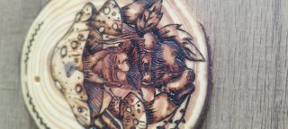Pirograbado de gnomo y setas en madera