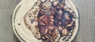 Pirograbado de gnomo y setas en madera