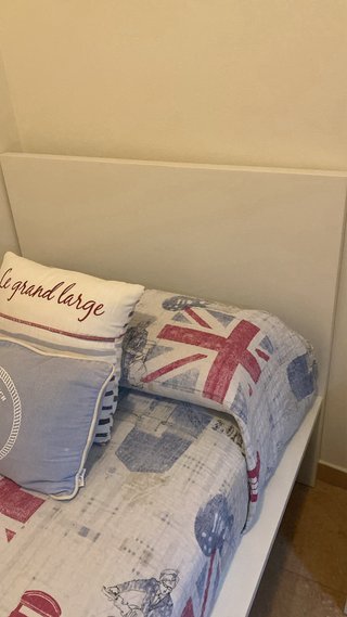 Estructura de cama blanca