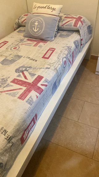 Estructura de cama blanca