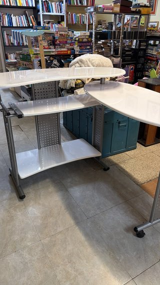 Escritorio moderno blanco y gris
