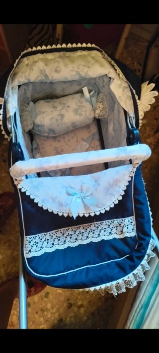 Carro de muñecas azul con flores