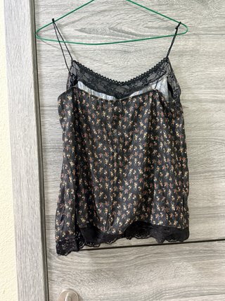 Blusa floral con encaje negro