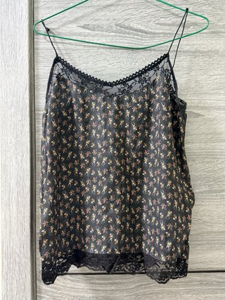 Blusa floral con encaje negro