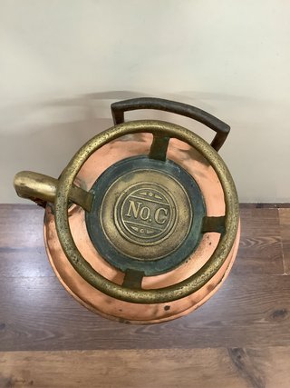 Antiguo extintor cobre siglo XIX