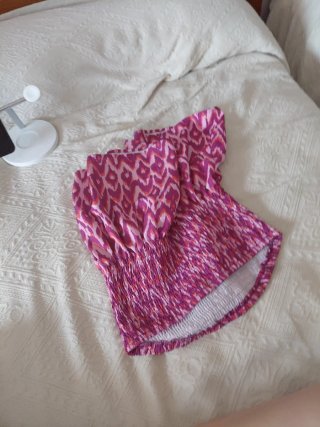 Top sin tirantes estampado rosa y morado