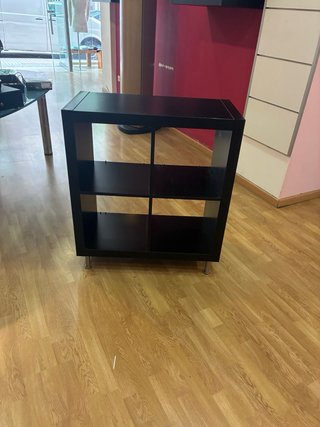 Estantería negra con patas metálicas