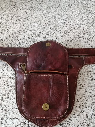 Riñonera de piel marrón nueva