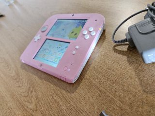 Nintendo 2DS Rosa con Caricatore e Scatola