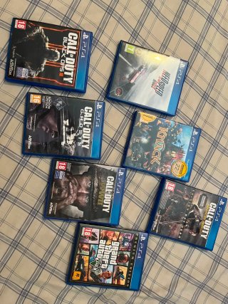 PS4 Negra + 2 Mandos + 7 Juegos