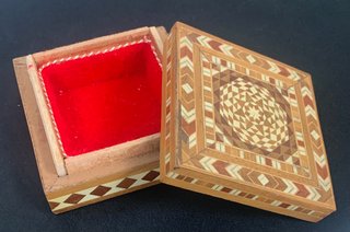 Scatola artigianale in legno per gioielli