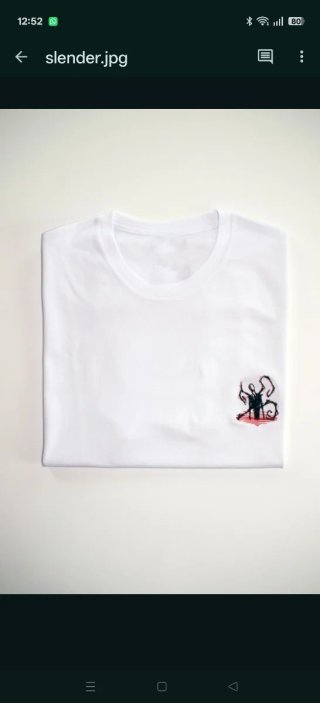 Camiseta negra con bordado
