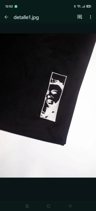 Camiseta negra con bordado