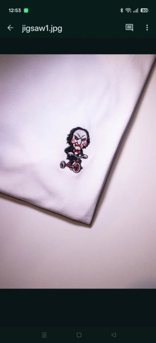 Camiseta negra con bordado