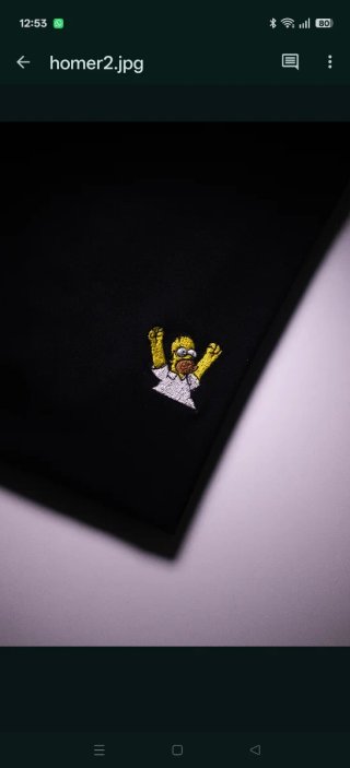 Camiseta negra con bordado