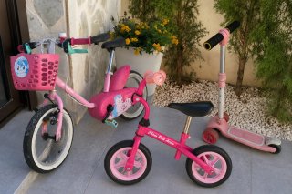 Bicicleta infantil rosa con cesta