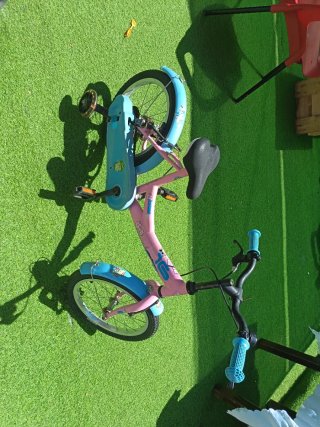 Bicicleta infantil rosa con ruedines