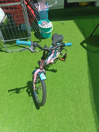 Bicicleta infantil rosa con ruedines