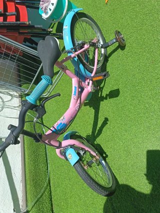 Bicicleta infantil rosa con ruedines