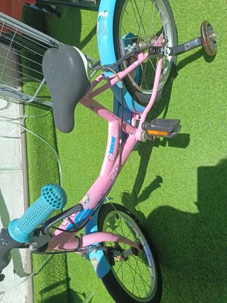 Bicicleta infantil rosa con ruedines
