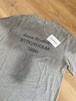 Camiseta Acne Studios Stockholm 1996 Gris M
