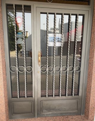 Puerta de hierro forjado