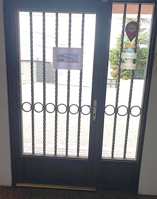 Puerta de hierro forjado