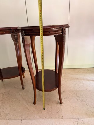 Pareja de mesas auxiliares clásicas de madera