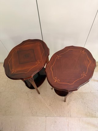 Pareja de mesas auxiliares clásicas de madera