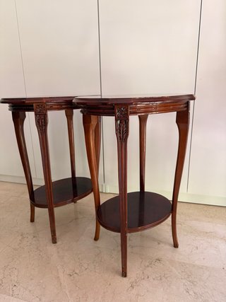 Pareja de mesas auxiliares clásicas de madera