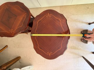 Pareja de mesas auxiliares clásicas de madera