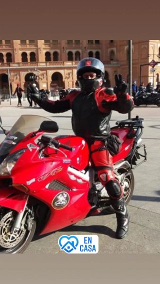 Moto Deportiva Roja con Maletas
