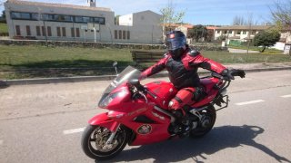 Moto Deportiva Roja con Maletas
