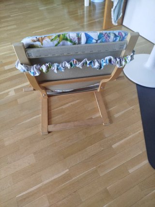 Silla infantil de madera y tela