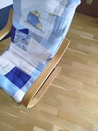 Silla infantil de madera y tela