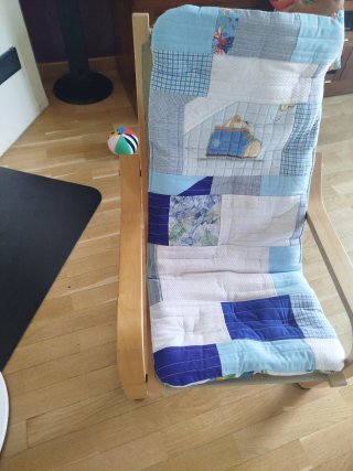 Silla infantil de madera y tela