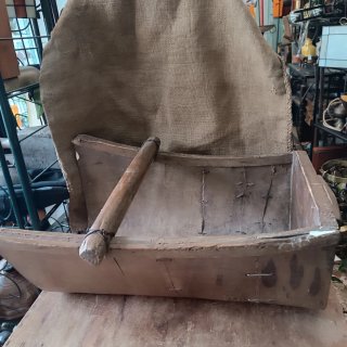Fanega antigua de madera rústica
