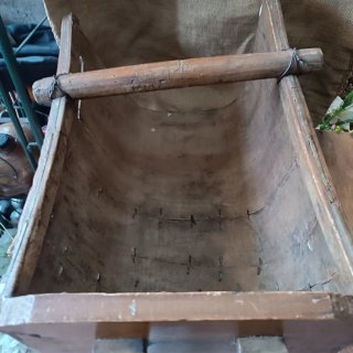 Fanega antigua de madera rústica