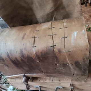 Fanega antigua de madera rústica