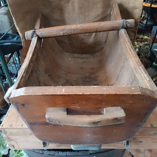 Fanega antigua de madera rústica