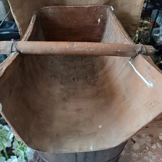 Fanega antigua de madera rústica