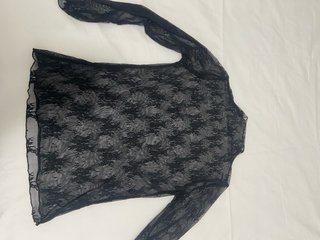 Camiseta de encaje negra cuello alto